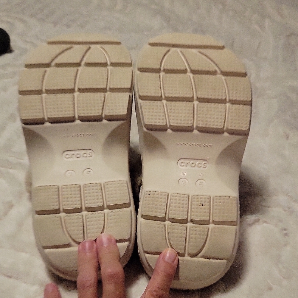 Faux Fur Lined Crocs - Picture 6 of 7